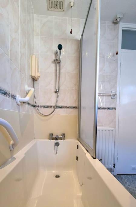 Spacious 2 Bed Bungalow Enfield Exterior foto