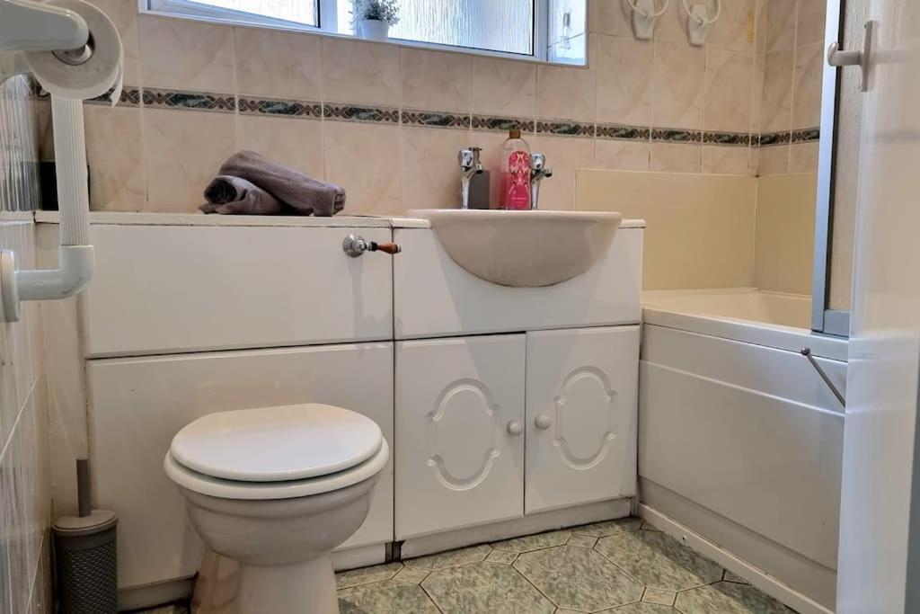 Spacious 2 Bed Bungalow Enfield Exterior foto